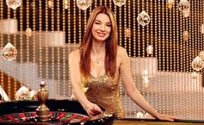 Dealer French Roulette shiojitu memutar roda dengan pemain dari Jakarta dan Surabaya
